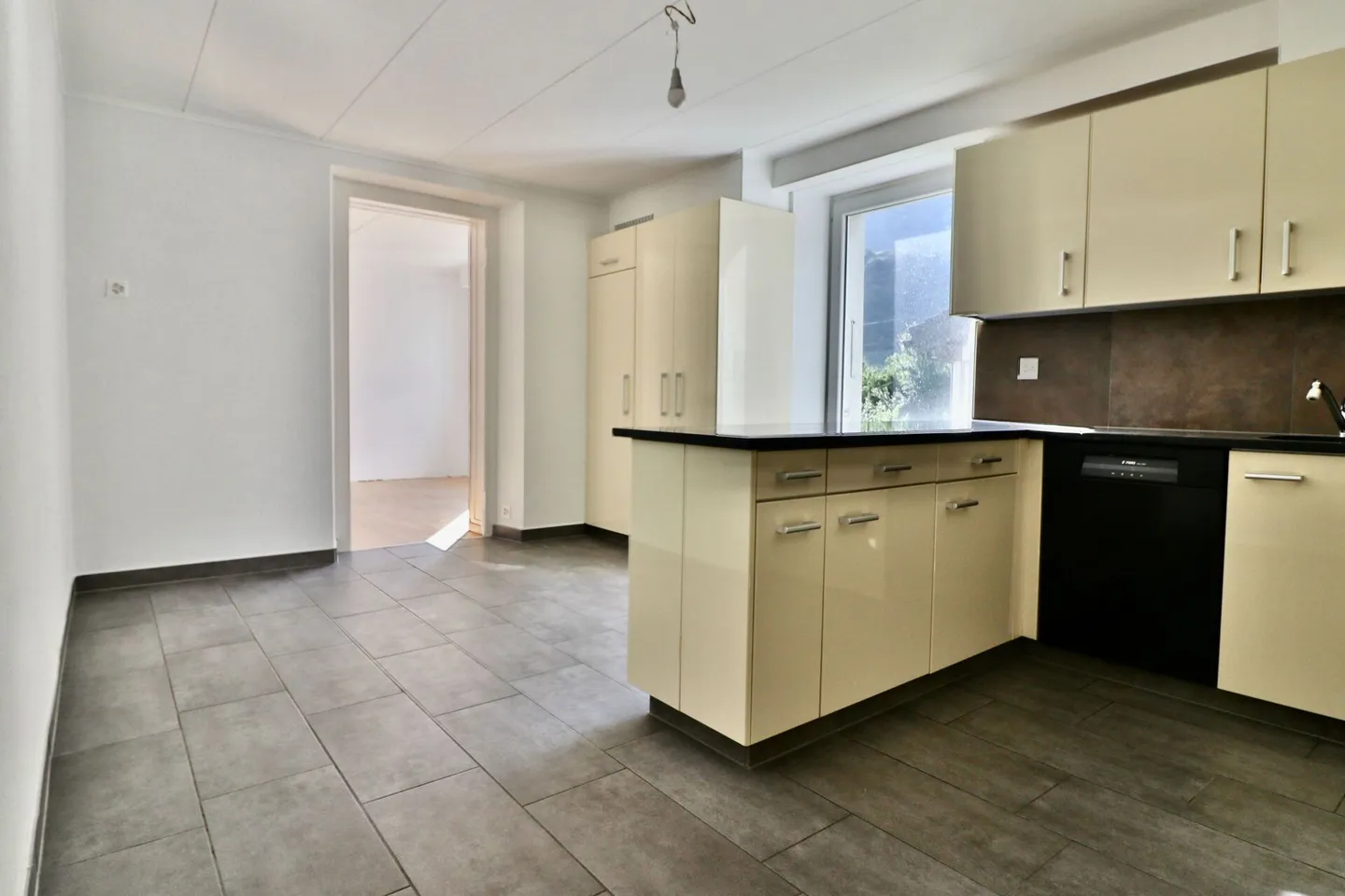 Charrat - Appartement 3.5 pièces rénové dans petite PPE - Photo 3 sur 13