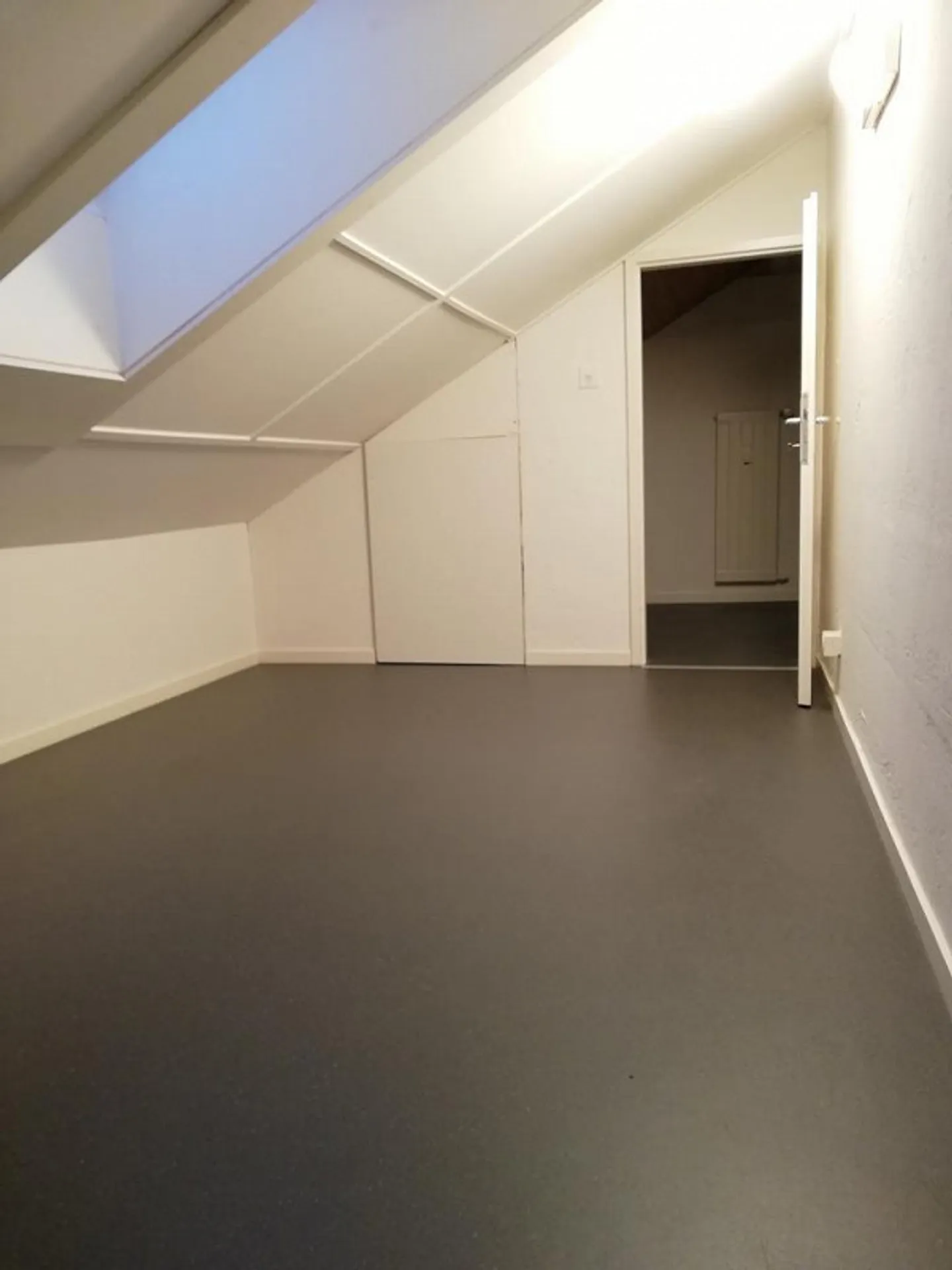 Incantevole appartamento mansardato nel cuore di Aesch - Foto 6 di 11