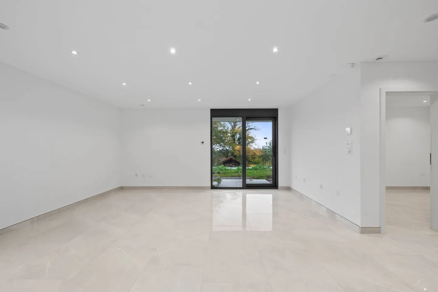 Casa unifamiliare moderna di 5,5 stanze con arredi di alta qualità e comfort abitativo intelligente. - Foto 6 di 24