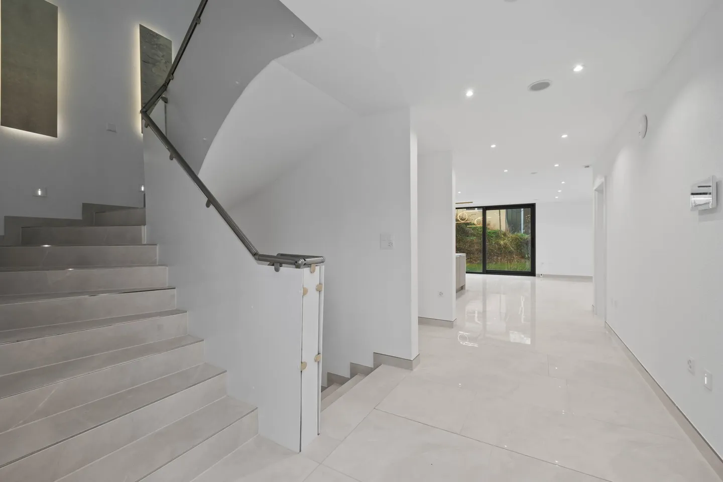 Casa unifamiliare moderna di 5,5 stanze con arredi di alta qualità e comfort abitativo intelligente. - Foto 8 di 24