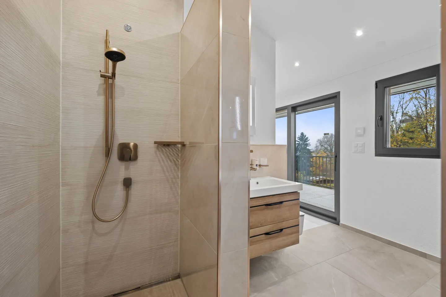 Casa unifamiliare moderna di 5,5 stanze con arredi di alta qualità e comfort abitativo intelligente. - Foto 13 di 24