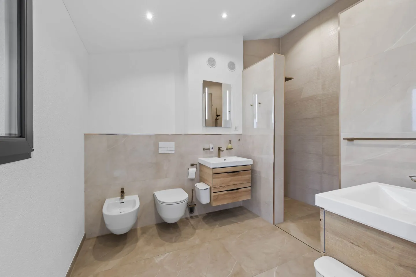 Casa unifamiliare moderna di 5,5 stanze con arredi di alta qualità e comfort abitativo intelligente. - Foto 14 di 24