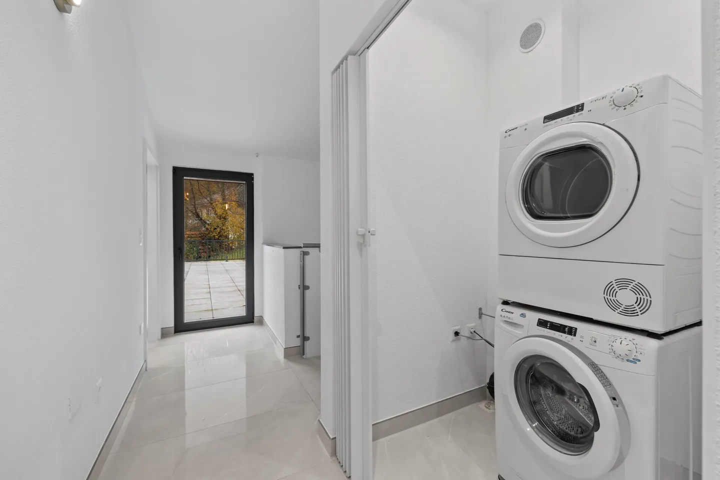 Casa unifamiliare moderna di 5,5 stanze con arredi di alta qualità e comfort abitativo intelligente. - Foto 17 di 24