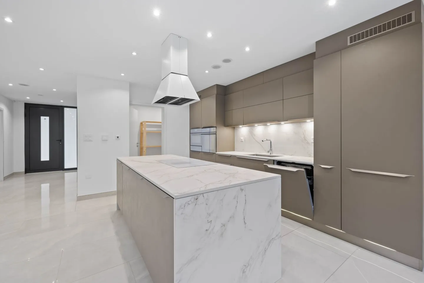 Casa unifamiliare moderna di 5,5 stanze con arredi di alta qualità e comfort abitativo intelligente. - Foto 2 di 24