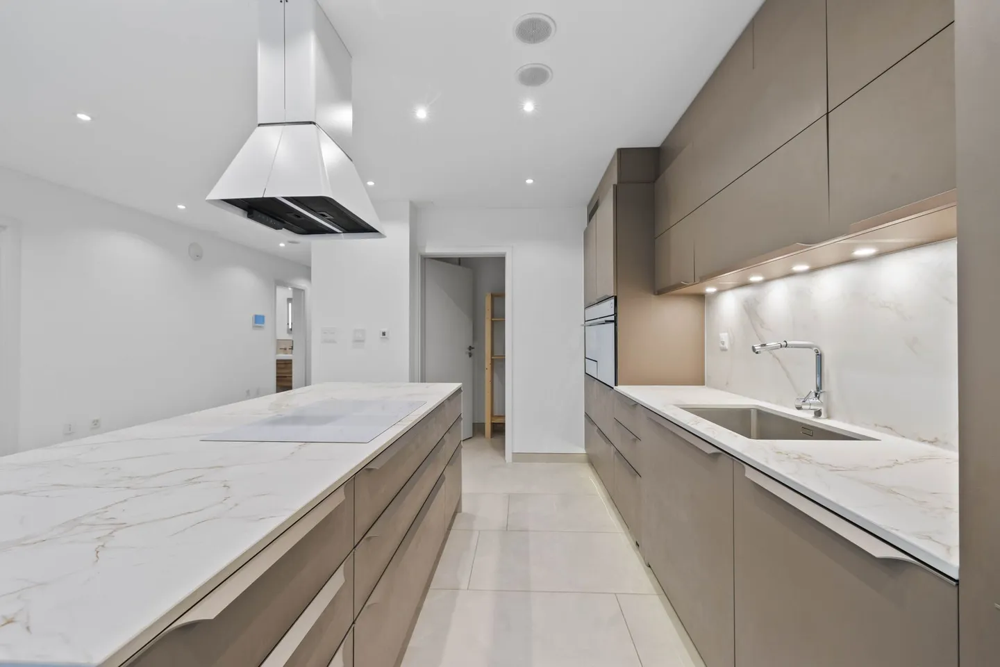 Casa unifamiliare moderna di 5,5 stanze con arredi di alta qualità e comfort abitativo intelligente. - Foto 4 di 24