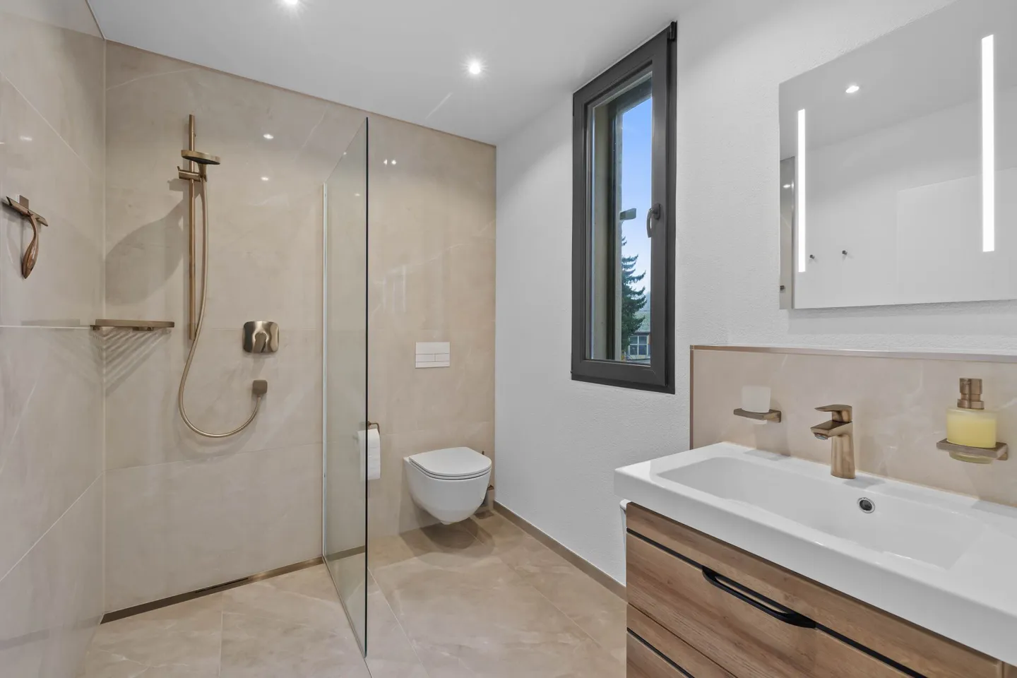 Casa unifamiliare moderna di 5,5 stanze con arredi di alta qualità e comfort abitativo intelligente. - Foto 3 di 24