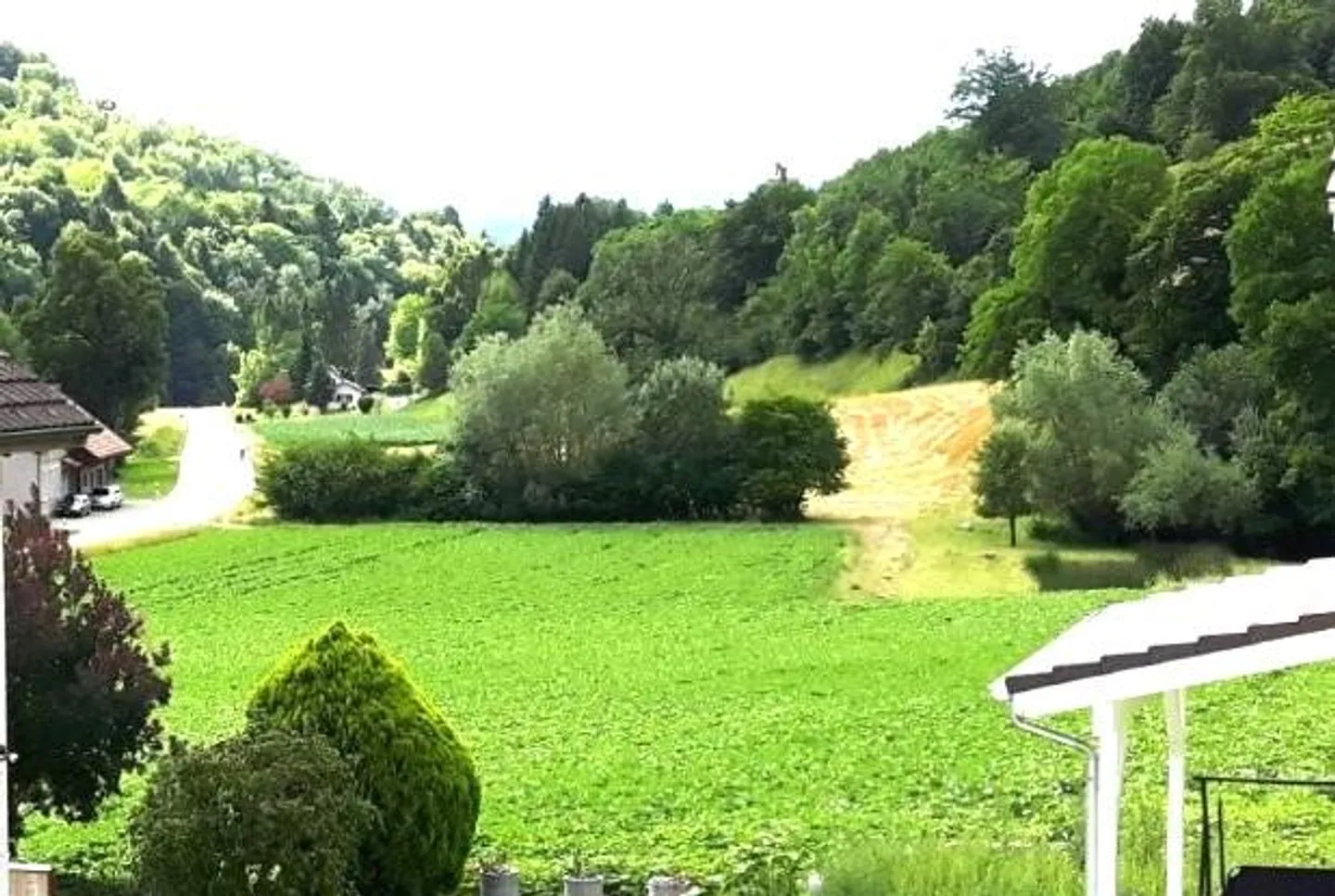 In casa a 4 famiglie, in affitto appartamento di 3,5 locali, vasca idromassaggio, carport e spazio di stoccaggio, ripostiglio - Foto 1 di 10