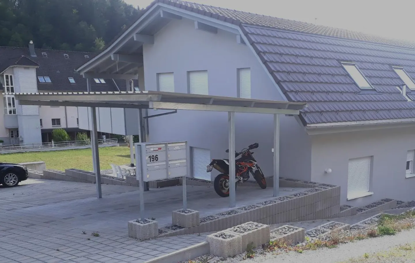 In casa a 4 famiglie, in affitto appartamento di 3,5 locali, vasca idromassaggio, carport e spazio di stoccaggio, ripostiglio - Foto 2 di 10