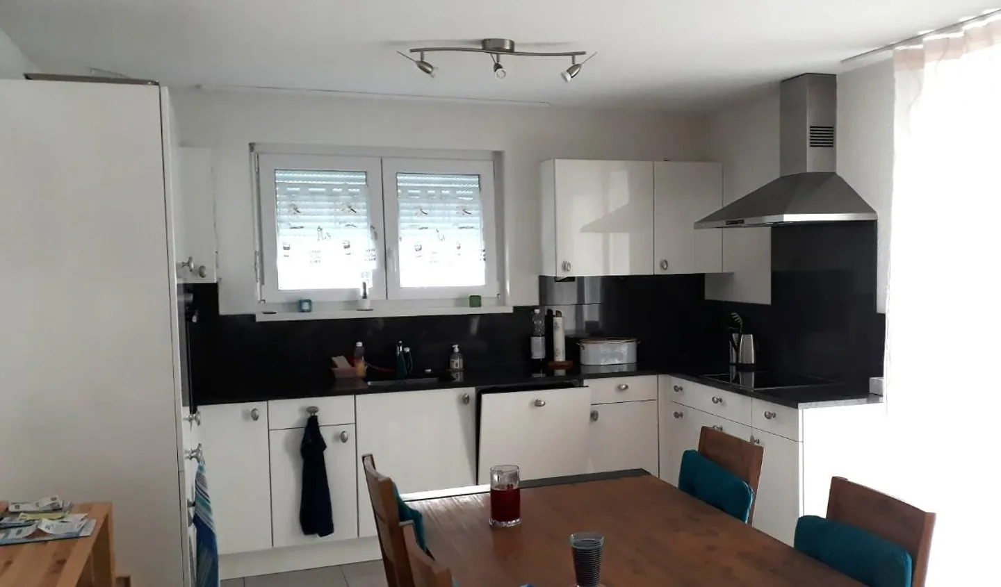 In casa a 4 famiglie, in affitto appartamento di 3,5 locali, vasca idromassaggio, carport e spazio di stoccaggio, ripostiglio - Foto 6 di 10
