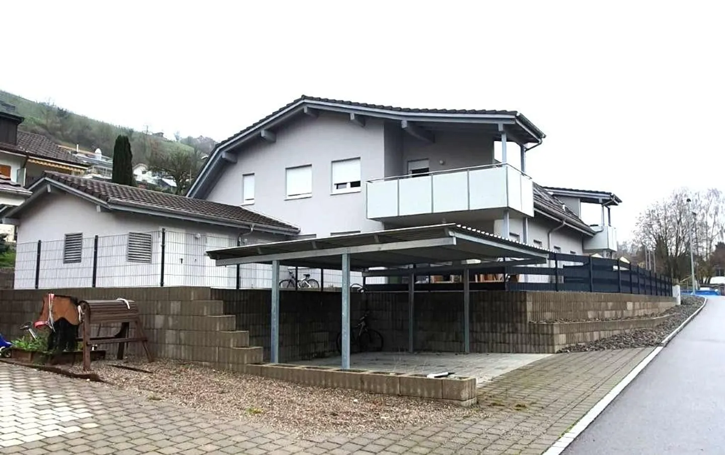 In casa a 4 famiglie, in affitto appartamento di 3,5 locali, vasca idromassaggio, carport e spazio di stoccaggio, ripostiglio - Foto 3 di 10