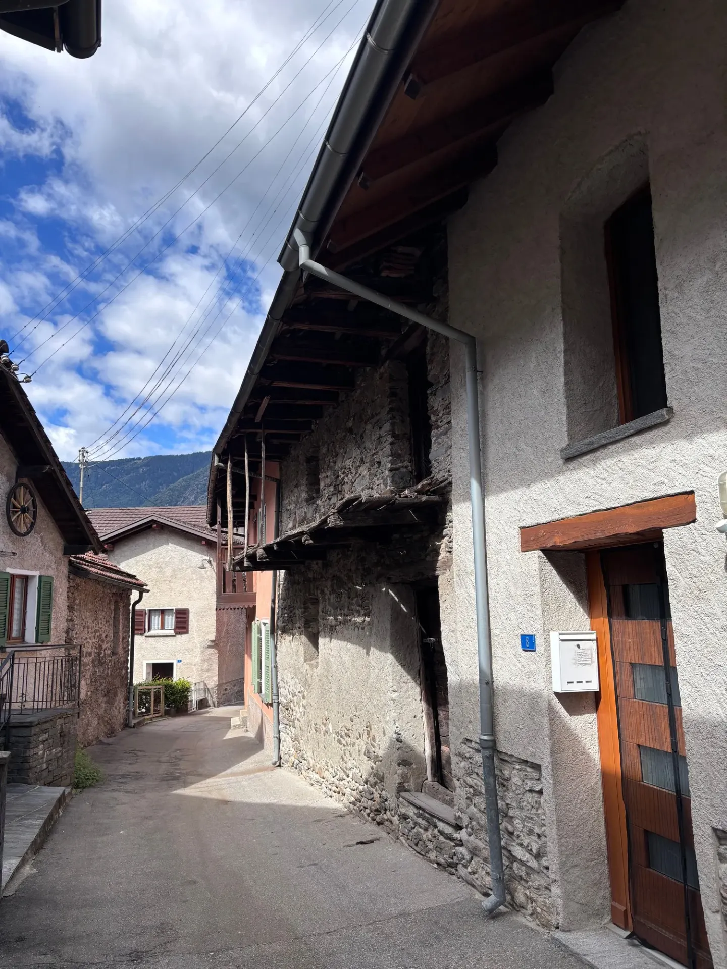 Ancienne étable à rénover avec de grands espaces et un potentiel résidentiel - Photo 2 sur 5