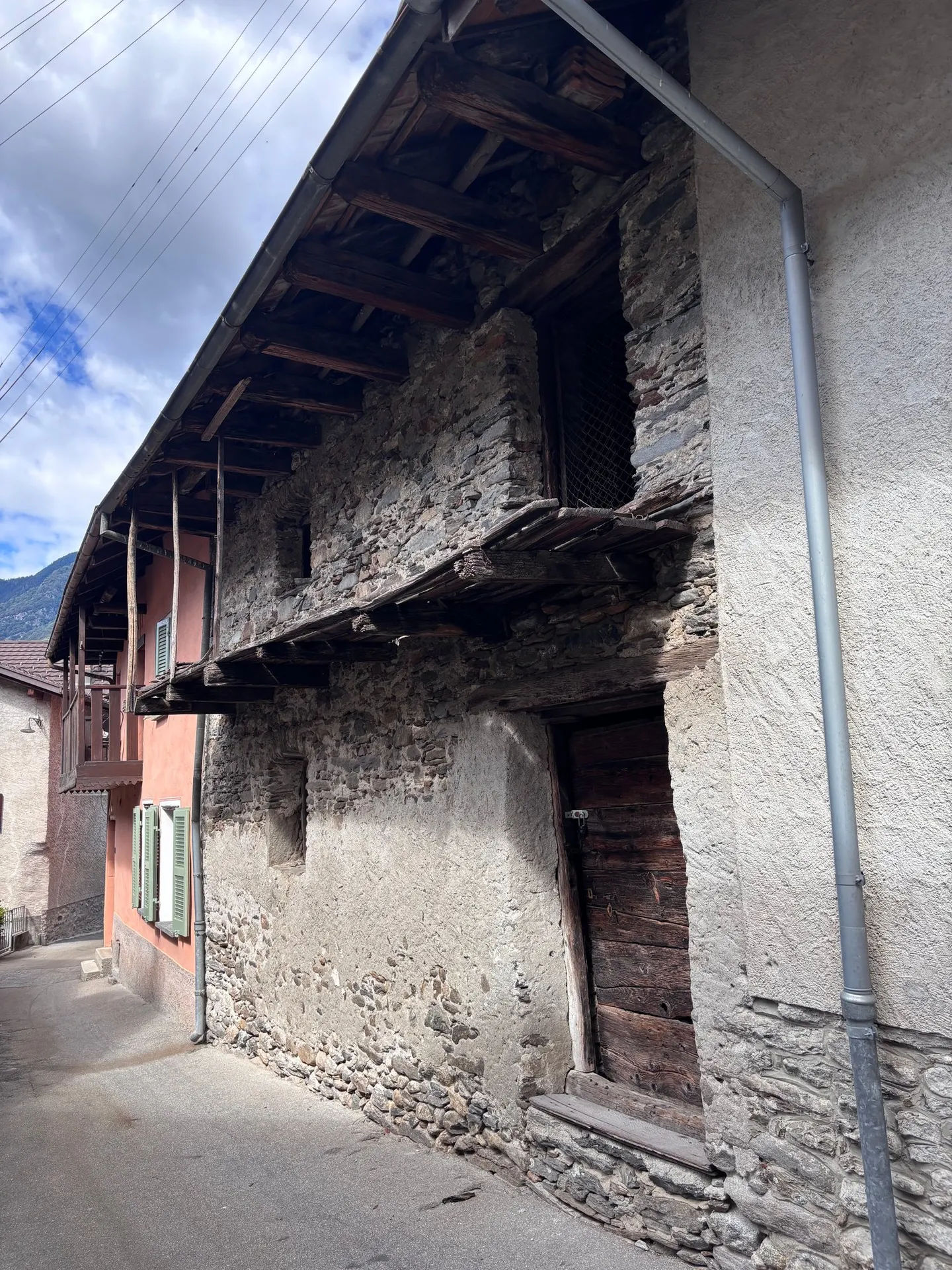 Ancienne étable à rénover avec de grands espaces et un potentiel résidentiel - Photo 3 sur 5
