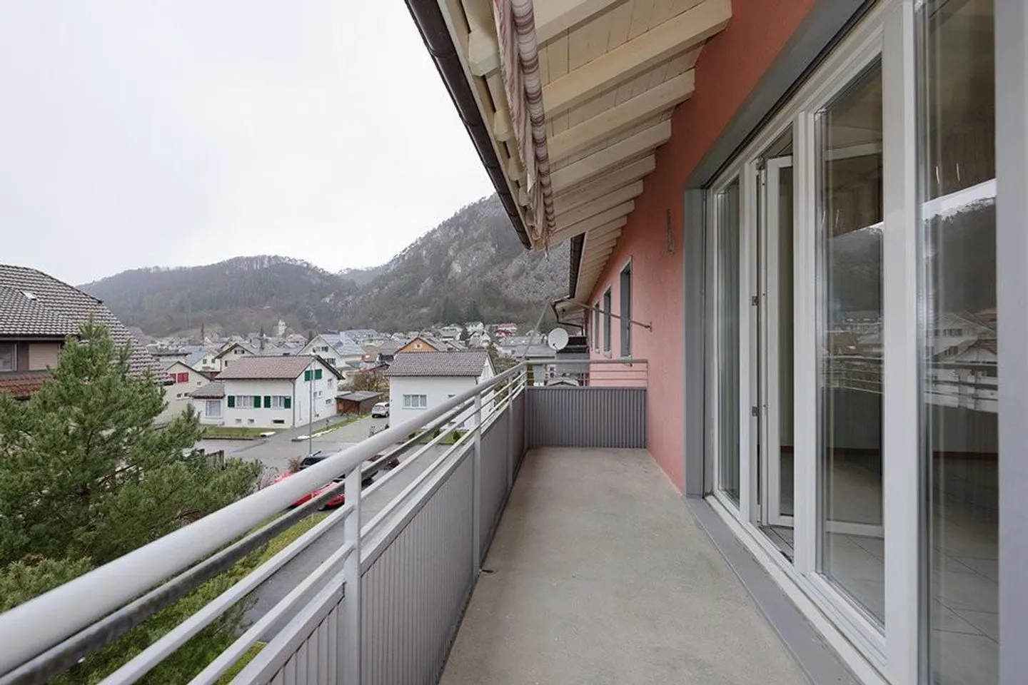 Luminoso appartamento di 3,5 locali in un quartiere tranquillo - Foto 7 di 8