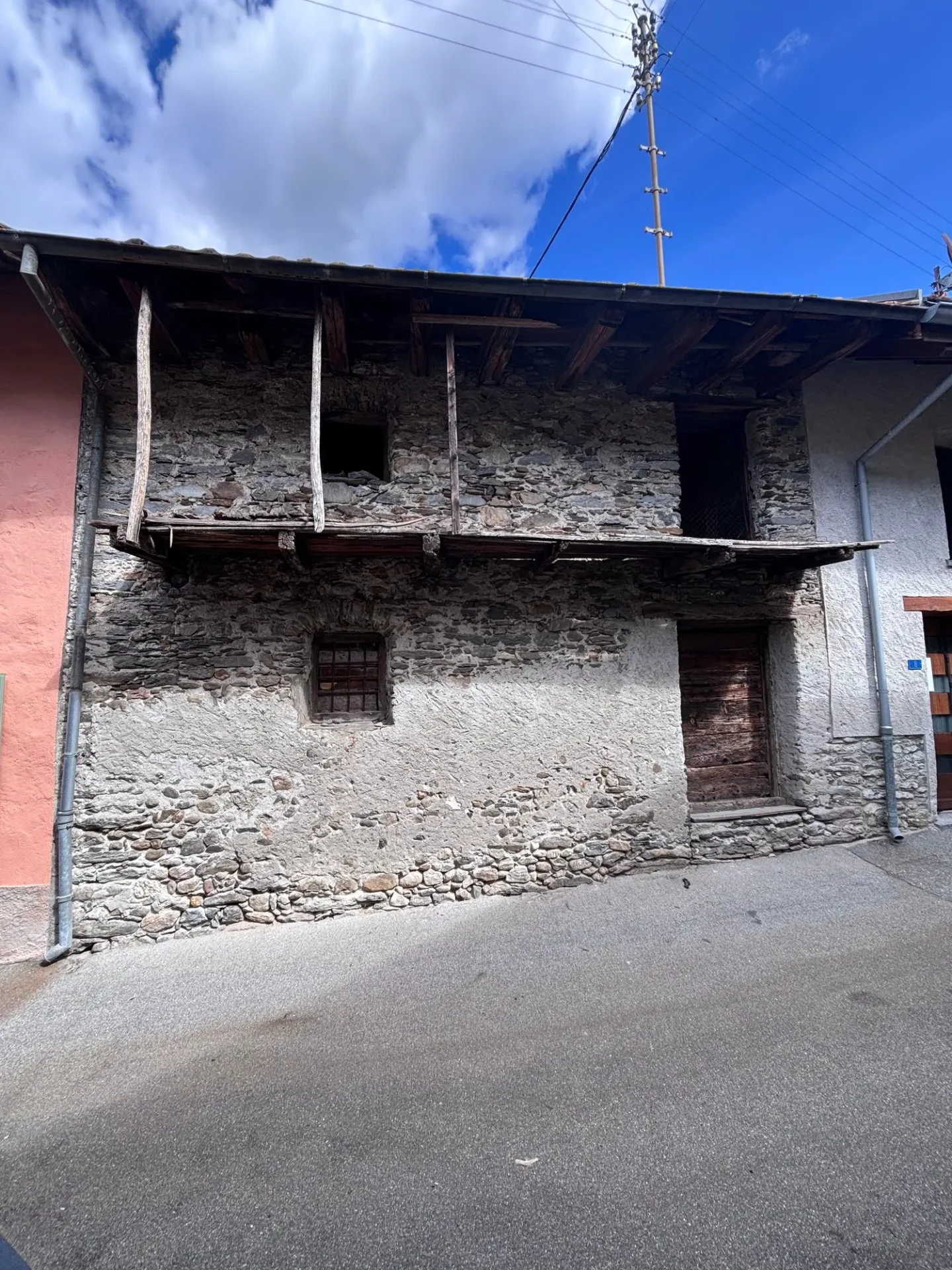 Ancienne étable à rénover avec de grands espaces et un potentiel résidentiel - Photo 1 sur 5