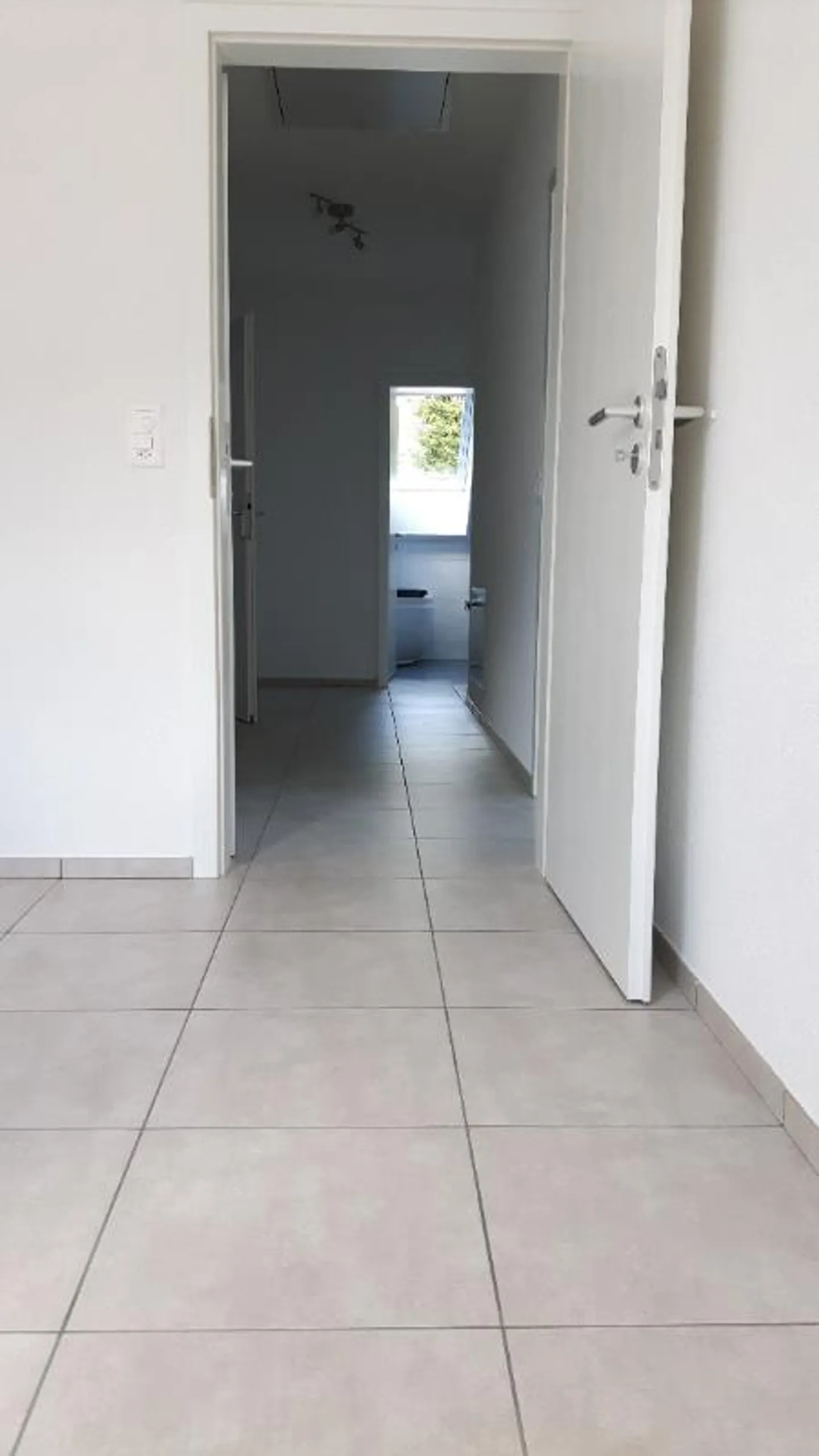 In casa a 4 famiglie, in affitto appartamento di 3,5 locali, vasca idromassaggio, carport e spazio di stoccaggio, ripostiglio - Foto 7 di 10