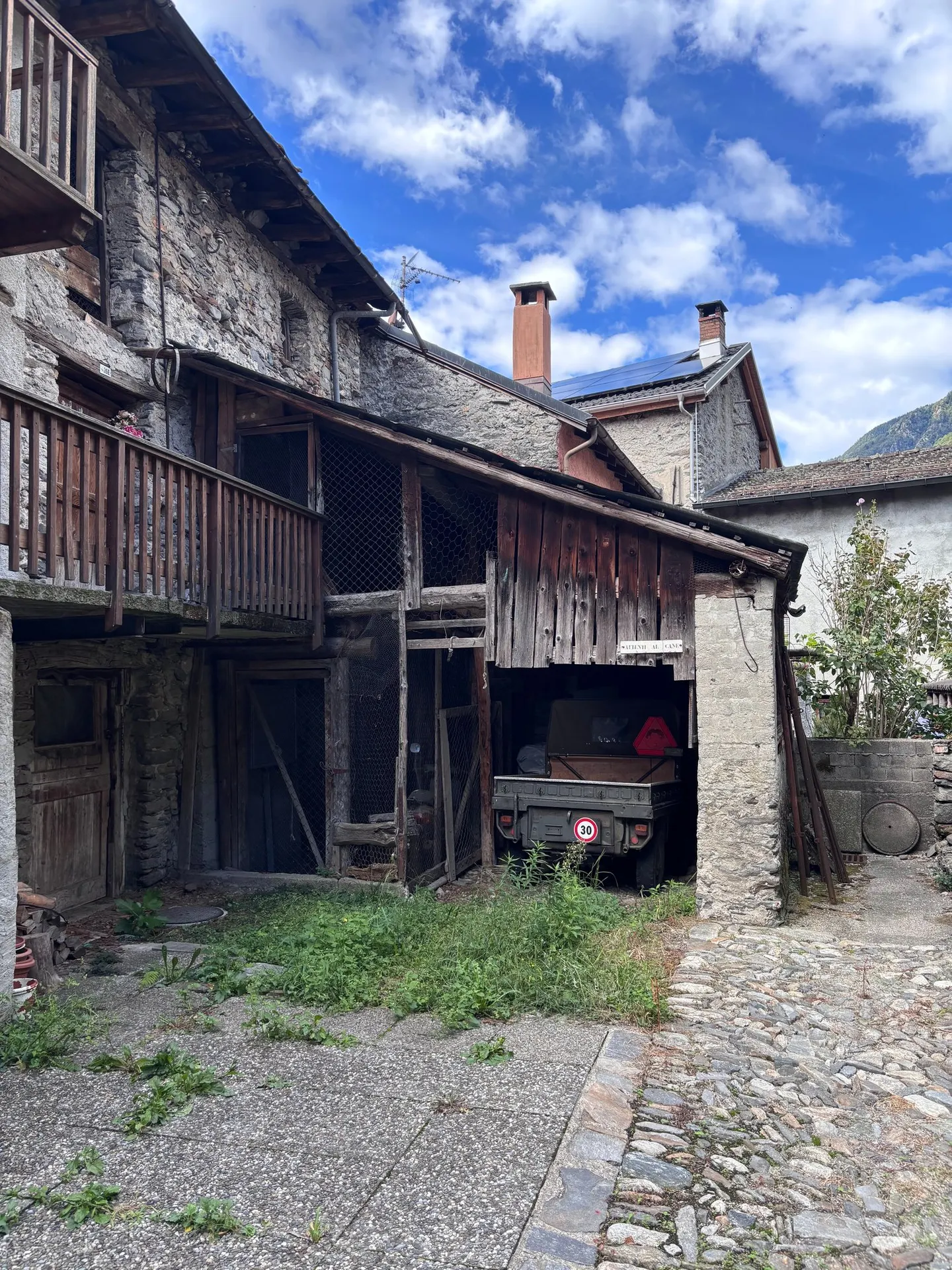 Ancienne étable à rénover avec de grands espaces et un potentiel résidentiel - Photo 5 sur 5