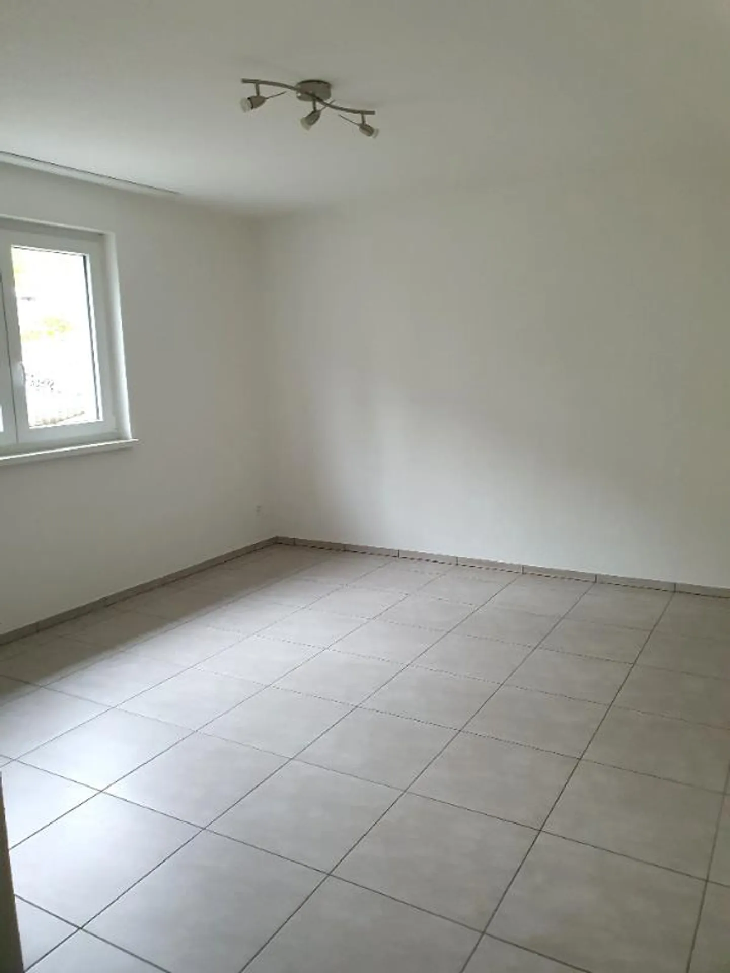 In casa a 4 famiglie, in affitto appartamento di 3,5 locali, vasca idromassaggio, carport e spazio di stoccaggio, ripostiglio - Foto 9 di 10