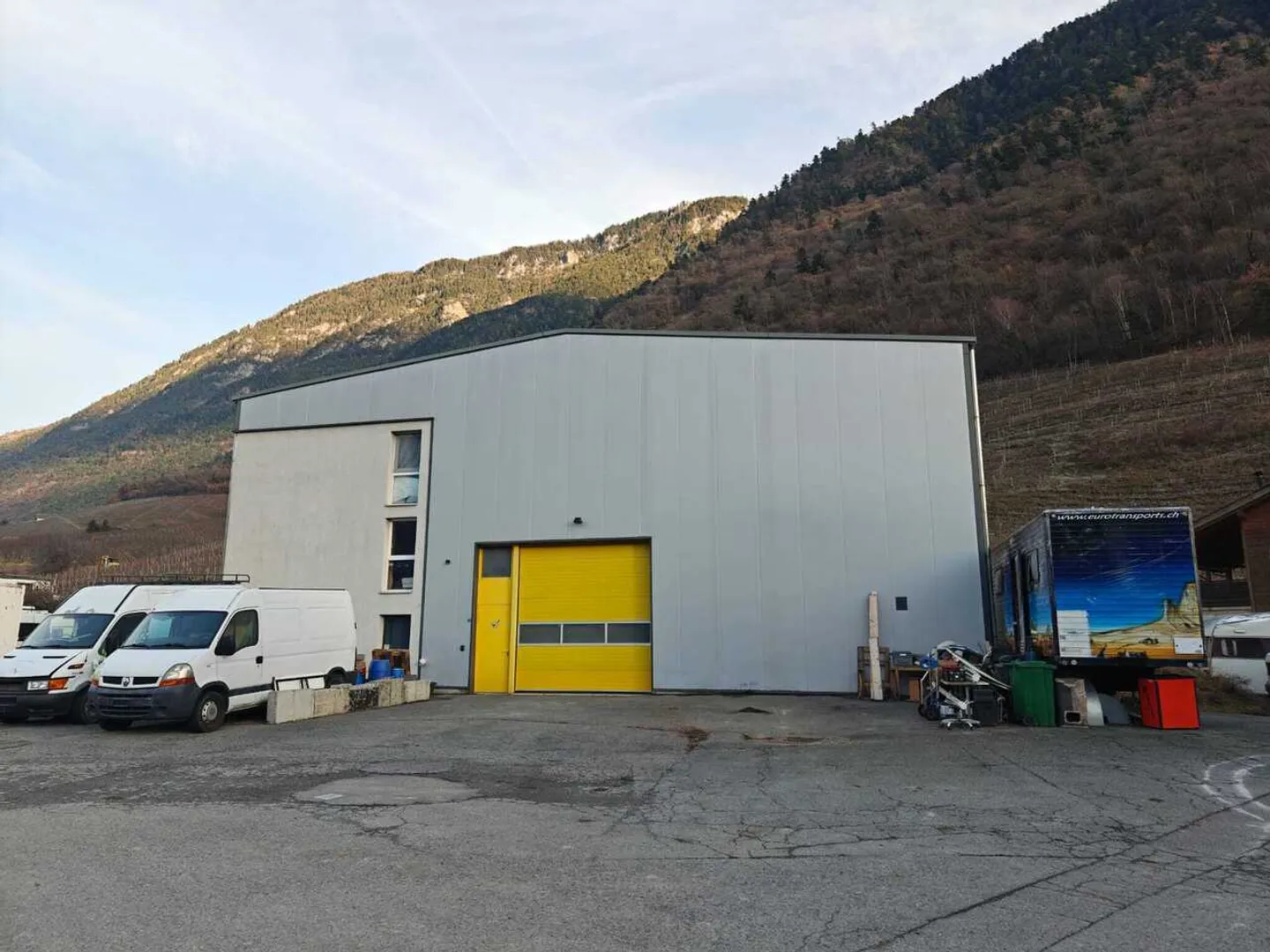 Halle, Mietwohnung &amp; Unternehmen – Komplettpaket - Photo 1 of 2