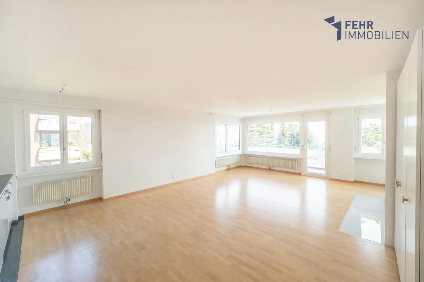 Fehr Real Estate - Scenic, ideally located 5½-room penthouse apartment - Photo 5 of 13