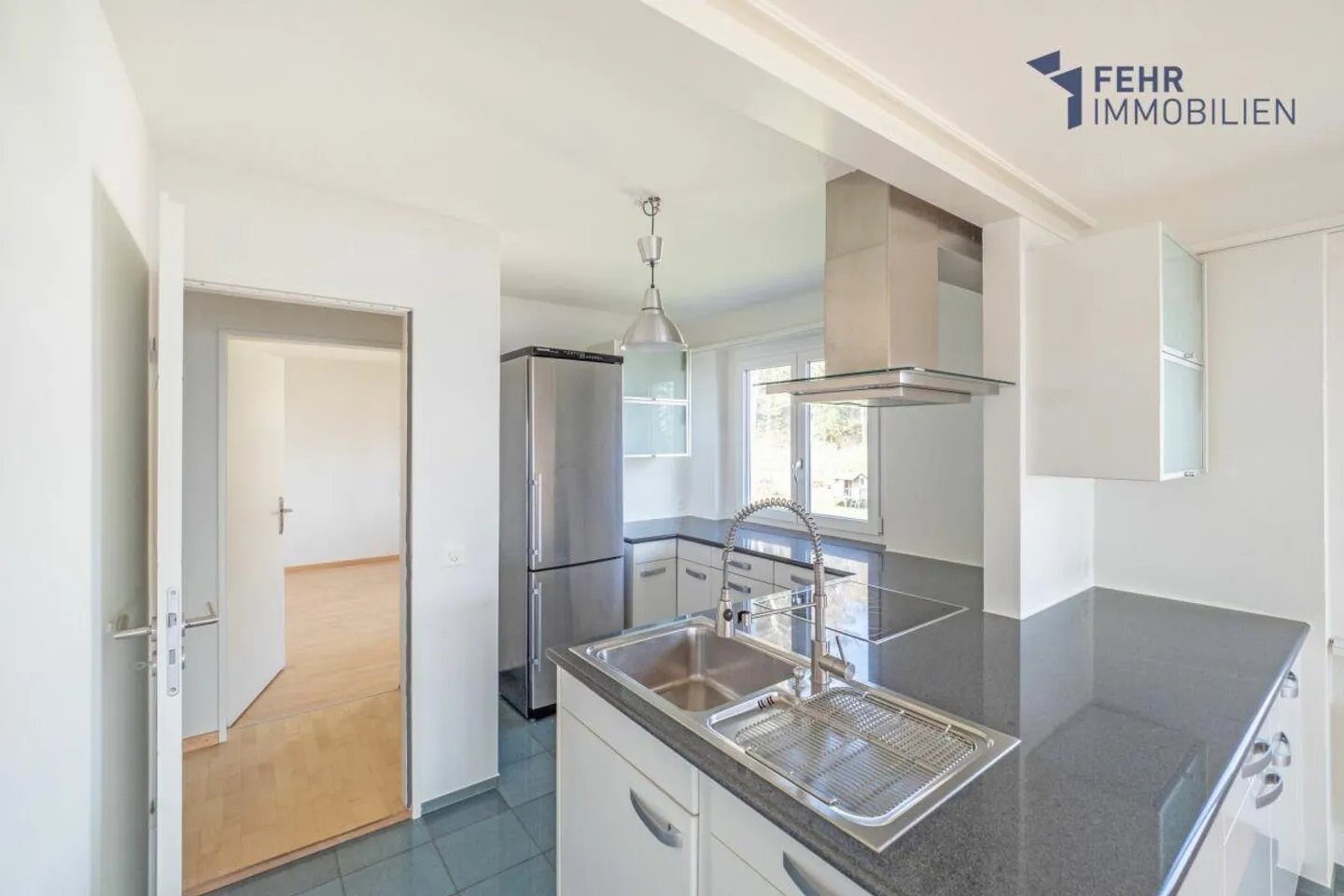 Fehr Real Estate - Scenic, ideally located 5½-room penthouse apartment - Photo 6 of 13