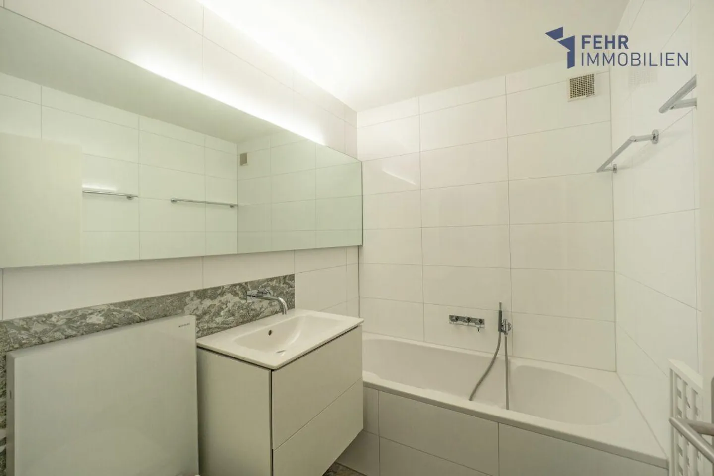 Fehr Real Estate - Scenic, ideally located 5½-room penthouse apartment - Photo 9 of 13