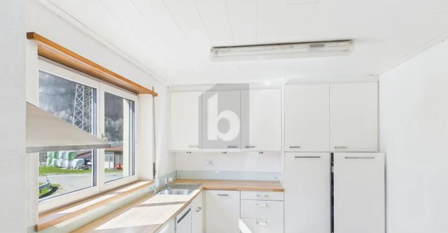 Spacious Family Home with Garden - Photo 3 of 5
