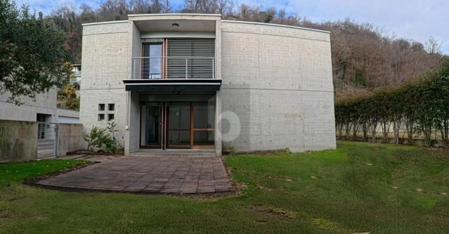 ELEGANT UND GERÄUMIG MIT GARTEN UND POOL - Foto 1 von 4