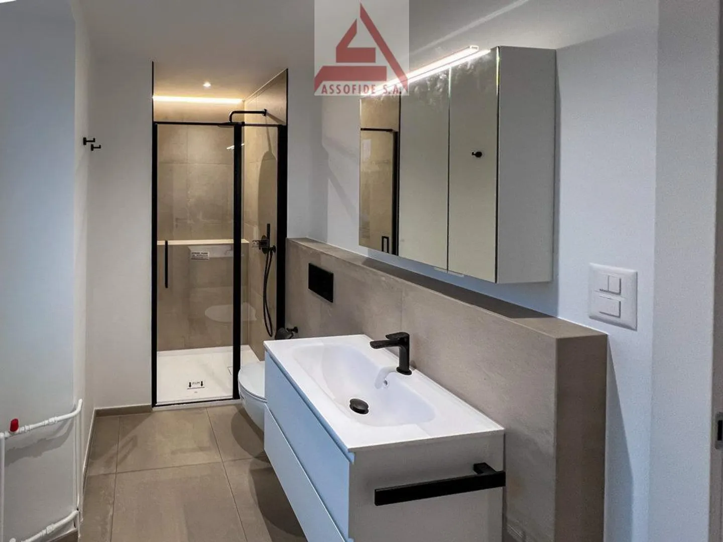 Geräumige 3.5 - Zimmerwohnung / Spazioso appartamento di 3.5 locali - Foto 3 von 4
