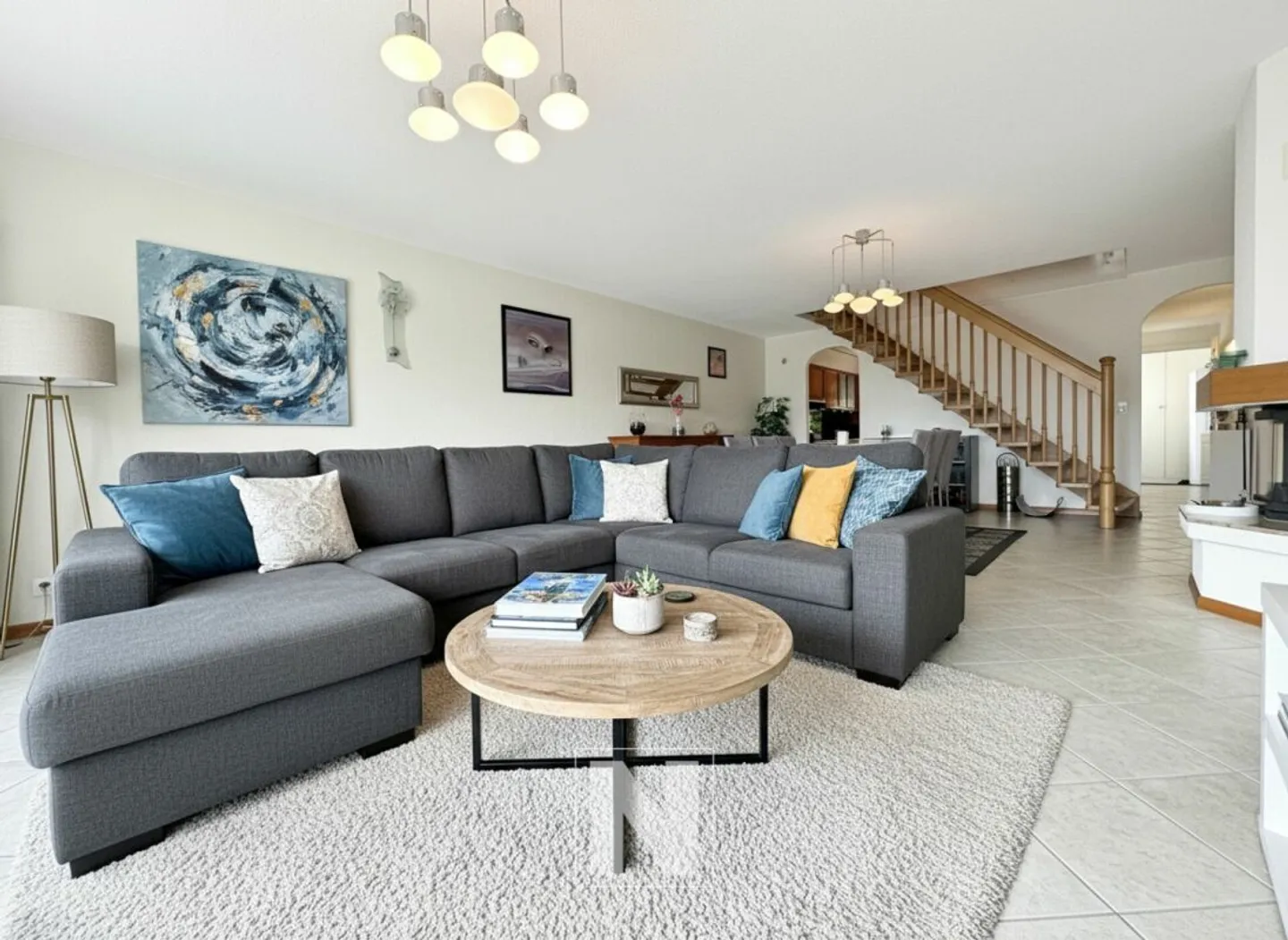 Appartamento con 5 stanze su 164 m2 su 3 livelli a Renens - Foto 1 di 15