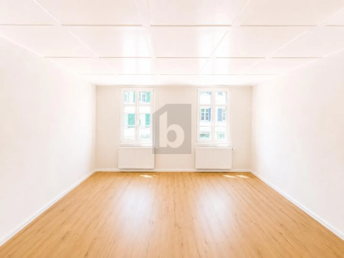 MODERN AND STYLISH - Photo 5 of 6