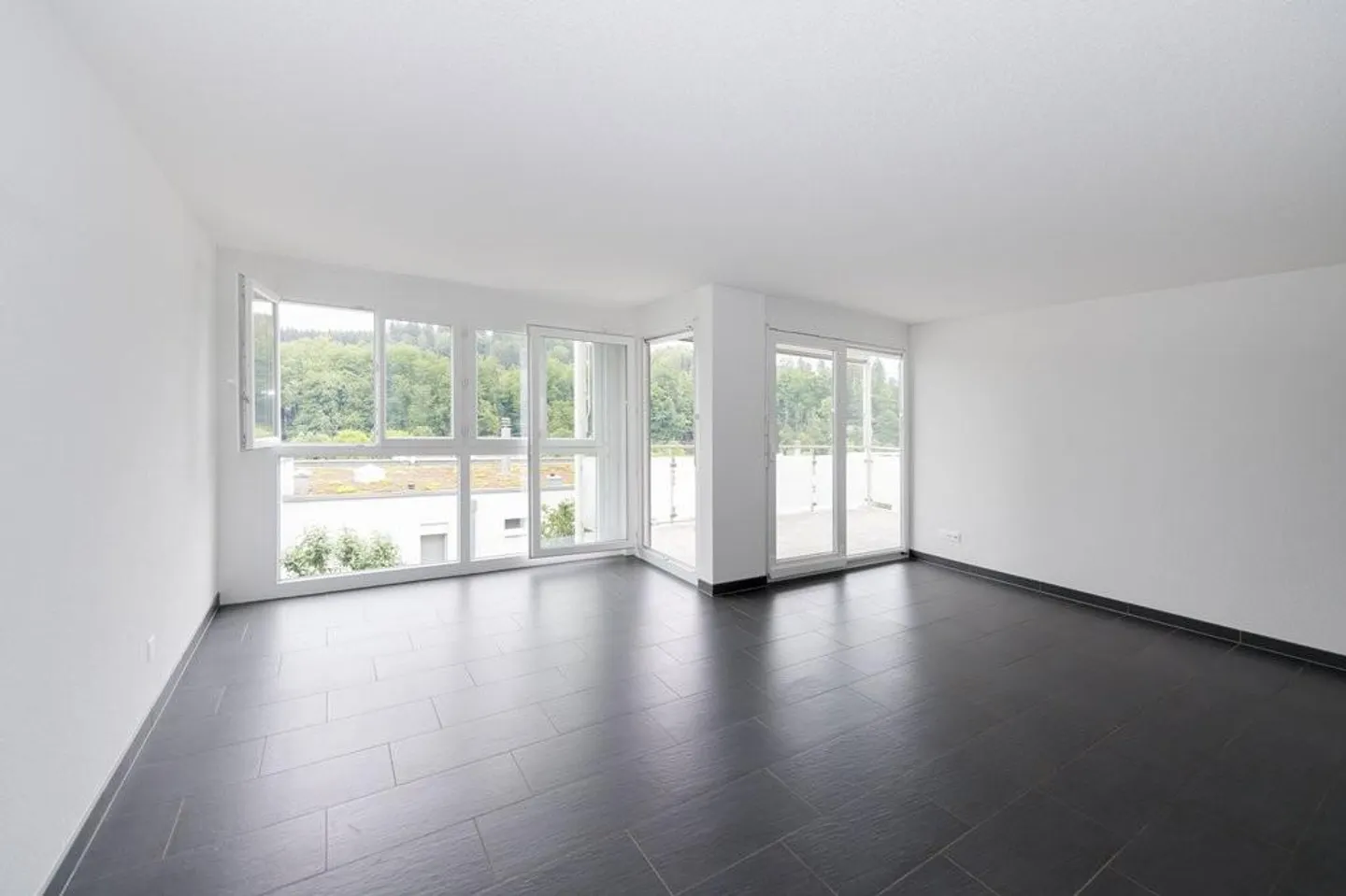 Appartement lumineux avec balcon et vue panoramique sur l'Aare - Photo 2 sur 10