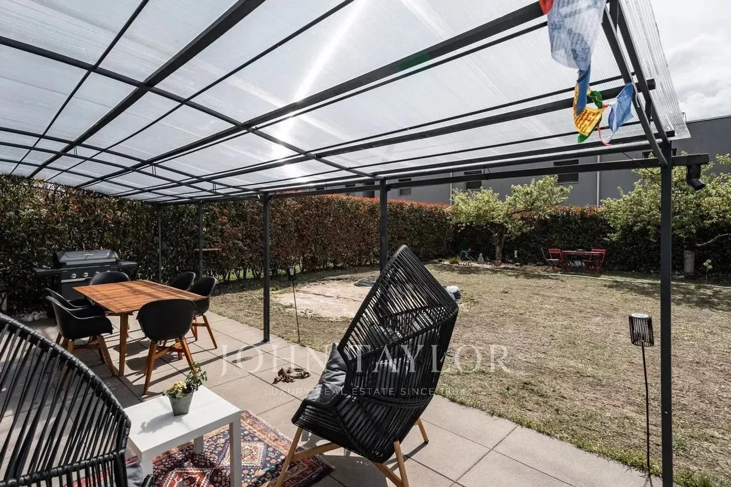 Semi-Detached House + Basement, with Garden - Photo 2 of 8