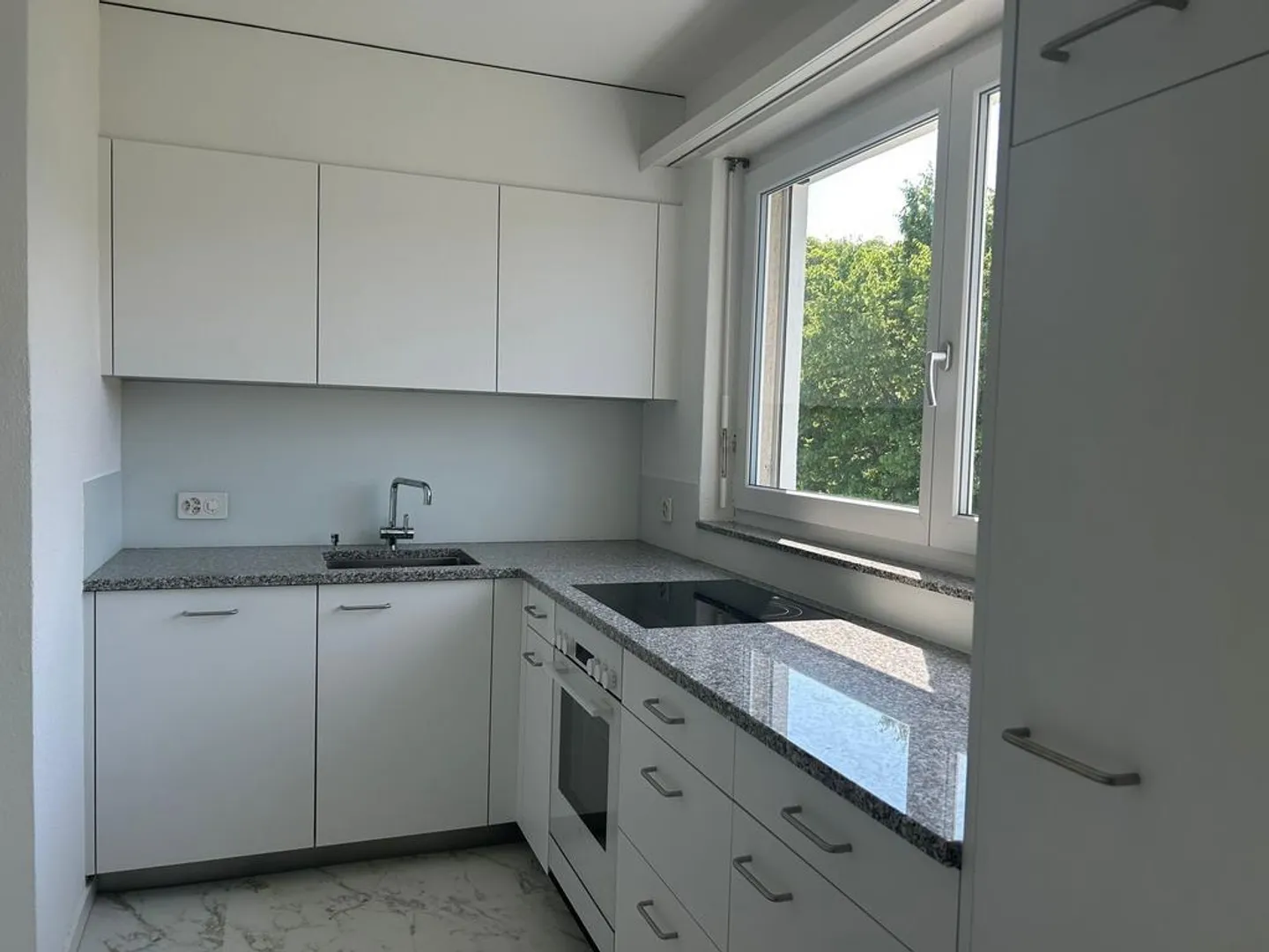 Appartement lumineux de 4,5 pièces dans un quartier résidentiel calme ! - Photo 2 sur 3