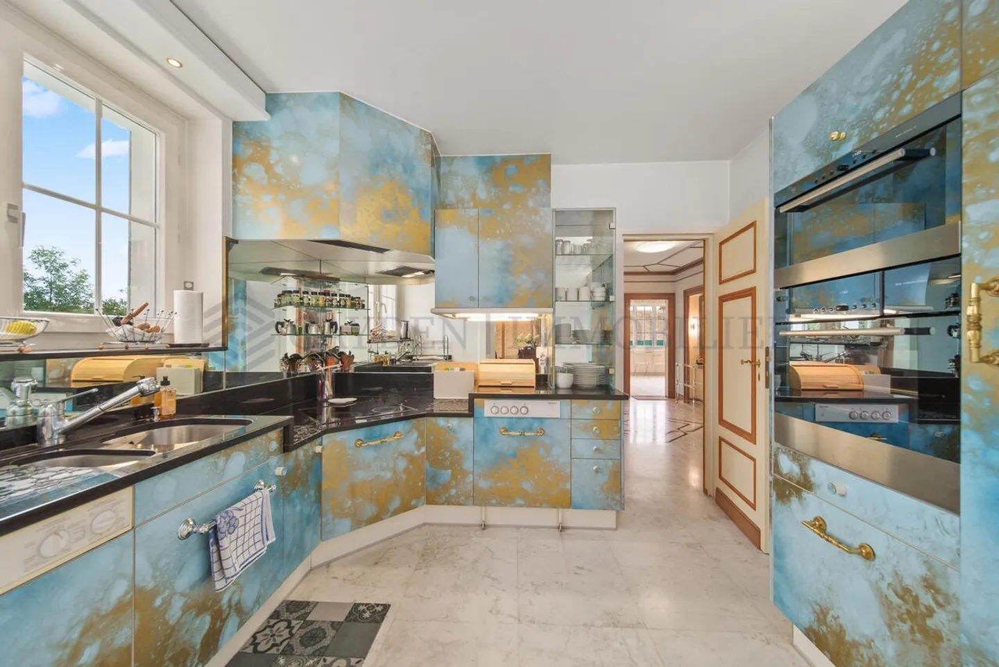 Wunderschöne 4-Zimmer-Villa mit Pool und Seeblick - Foto 4 von 4