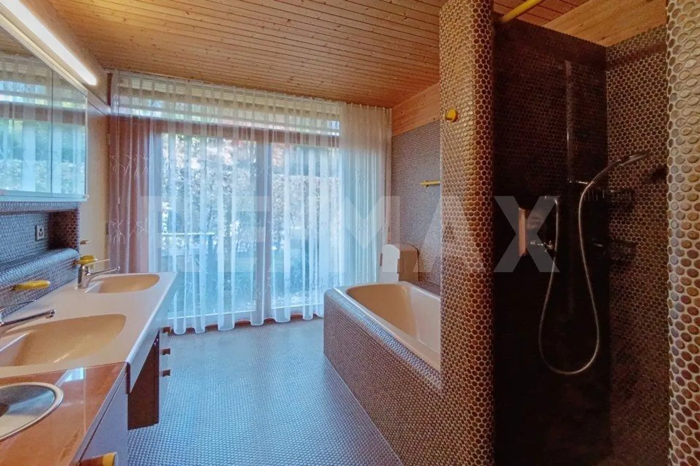 Einfamilienhaus im Bungalow-Stil mit Wellness-Oase und grossem Garten - Foto 9 von 13