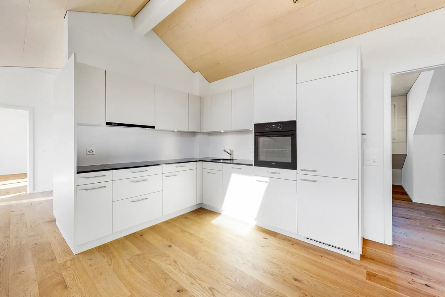 Unique Penthouse Apartment in Idyllic Feldbrunnen - Photo 4 of 12