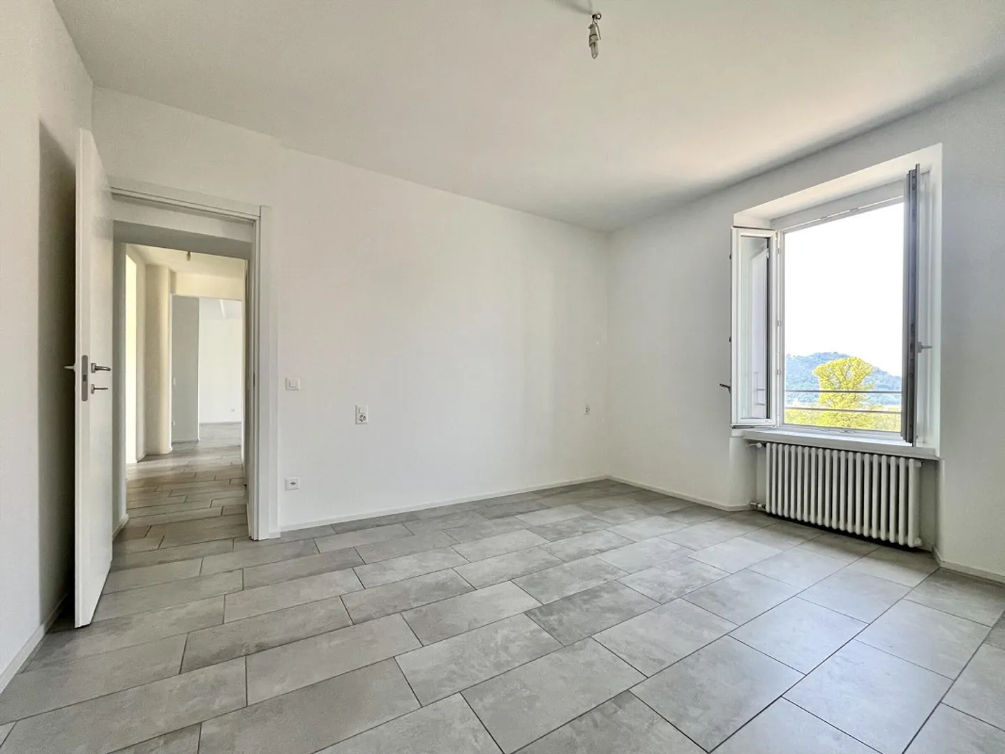 3.5 ZIMMER RENOVIERT IM OBEREN STOCK IN MORBIO INFERIORE - Foto 8 von 9