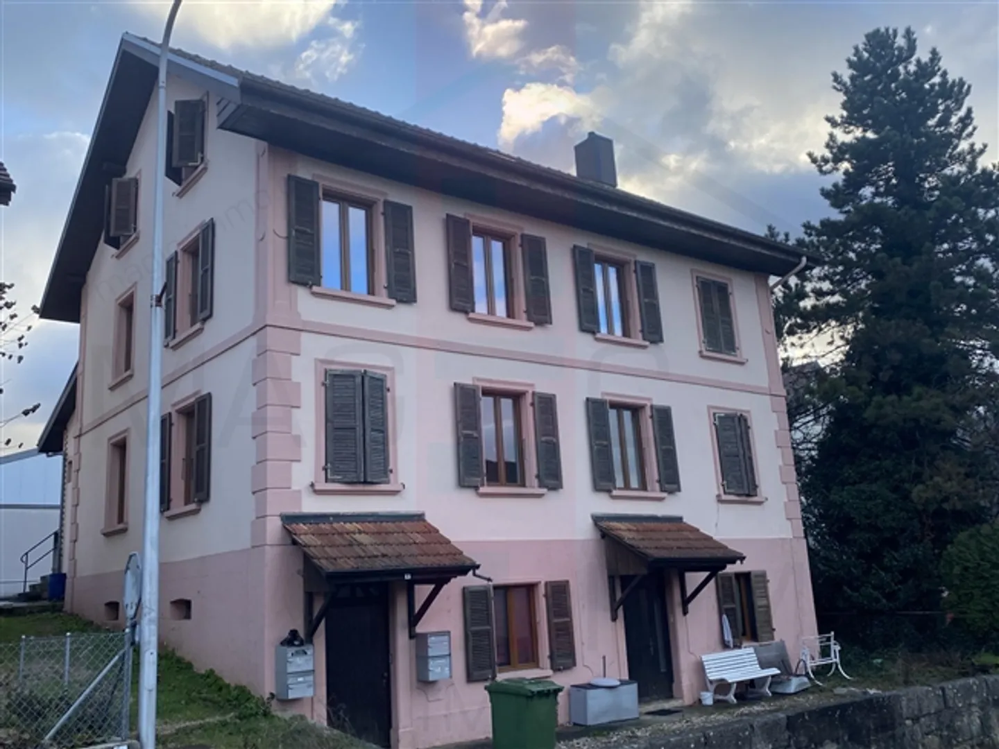 Bâtiment au centre du village de Courgenay - Photo 1 sur 19