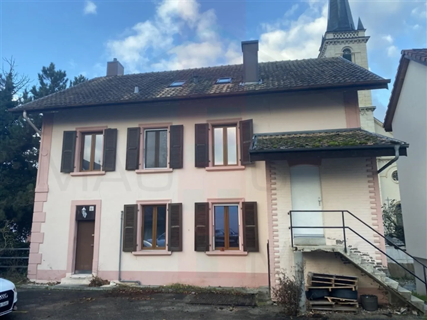 Bâtiment au centre du village de Courgenay - Photo 2 sur 19