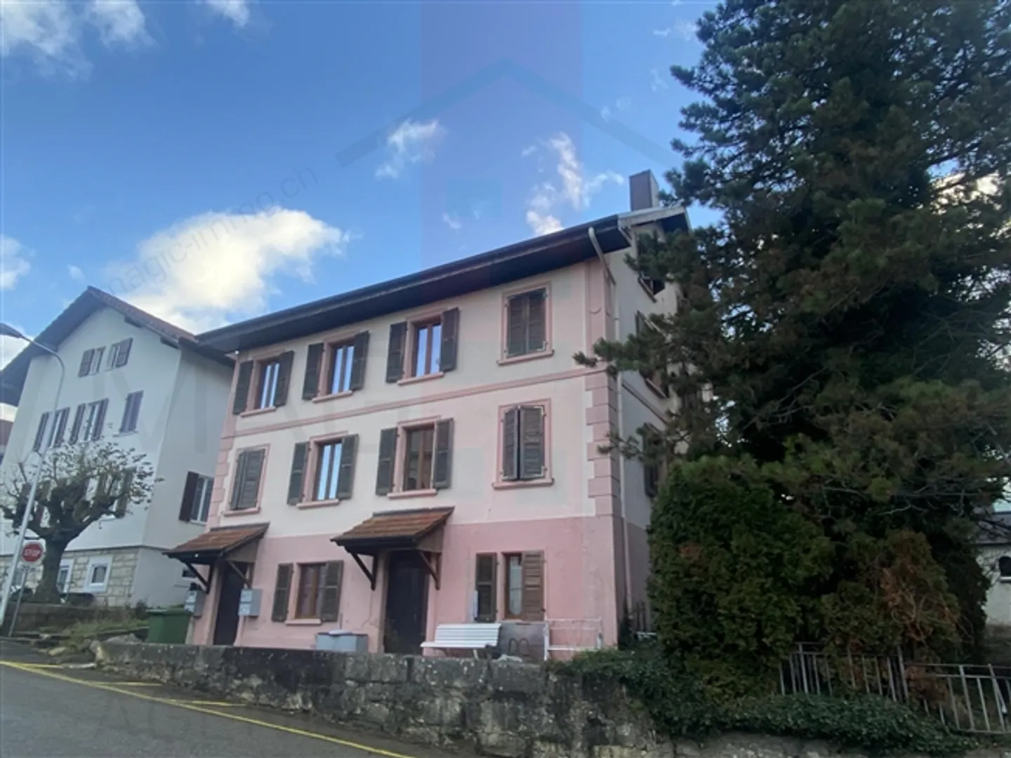 Bâtiment au centre du village de Courgenay - Photo 3 sur 19