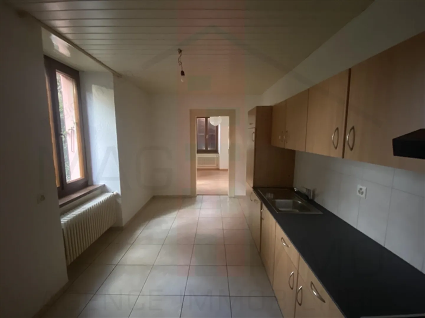 Bâtiment au centre du village de Courgenay - Photo 15 sur 19