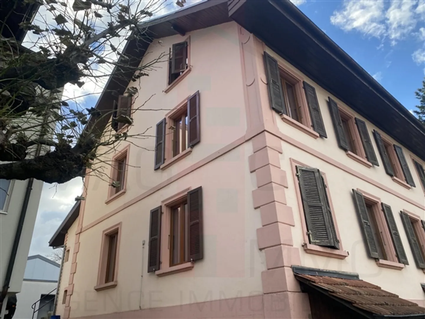 Bâtiment au centre du village de Courgenay - Photo 18 sur 19