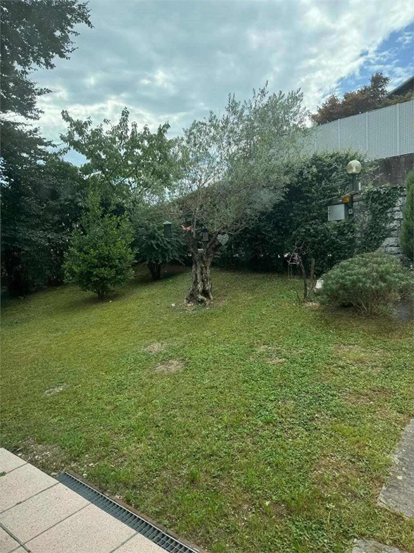 Villa avec piscine et grand terrain - Photo 3 sur 5