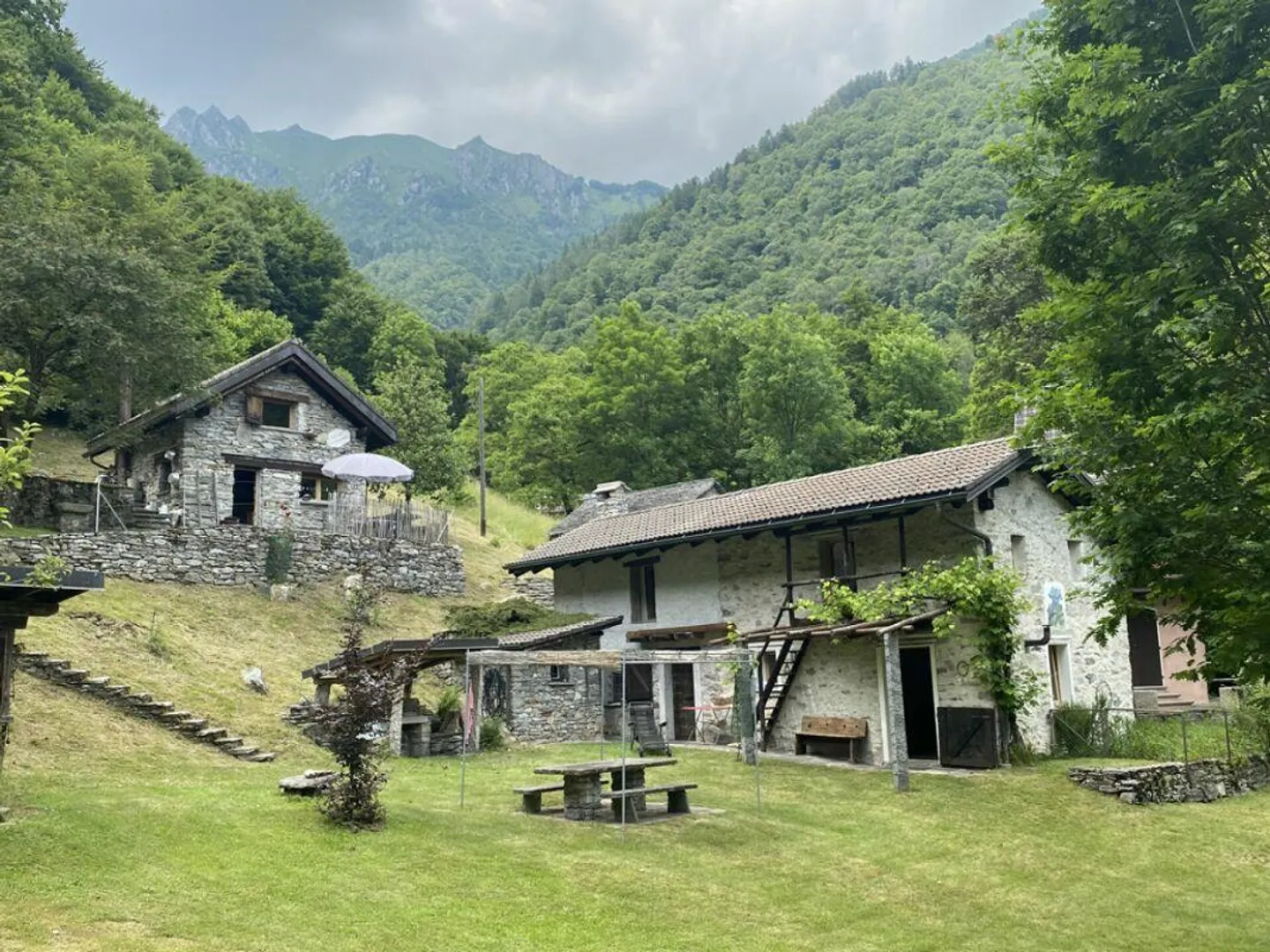 Belle propriété avec 2 maisons rustiques immergées dans la verdure - Photo 1 sur 10
