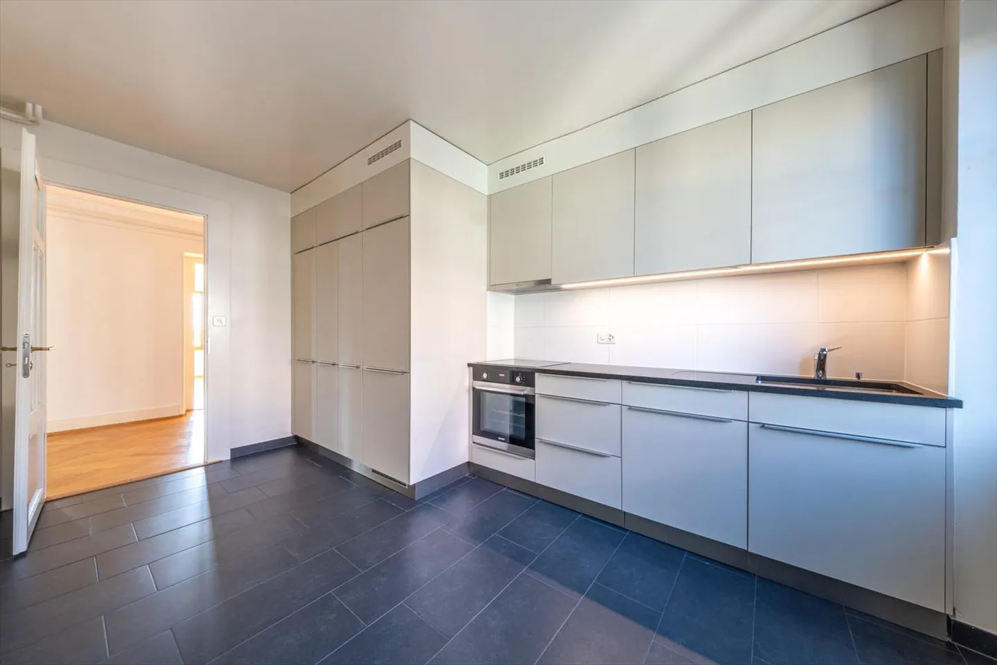 6-room apartment - Photo 3 of 12