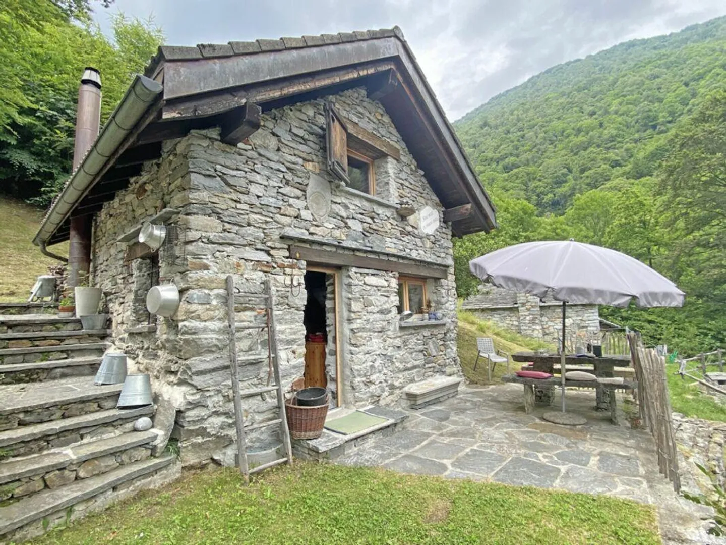 Belle propriété avec 2 maisons rustiques immergées dans la verdure - Photo 2 sur 10