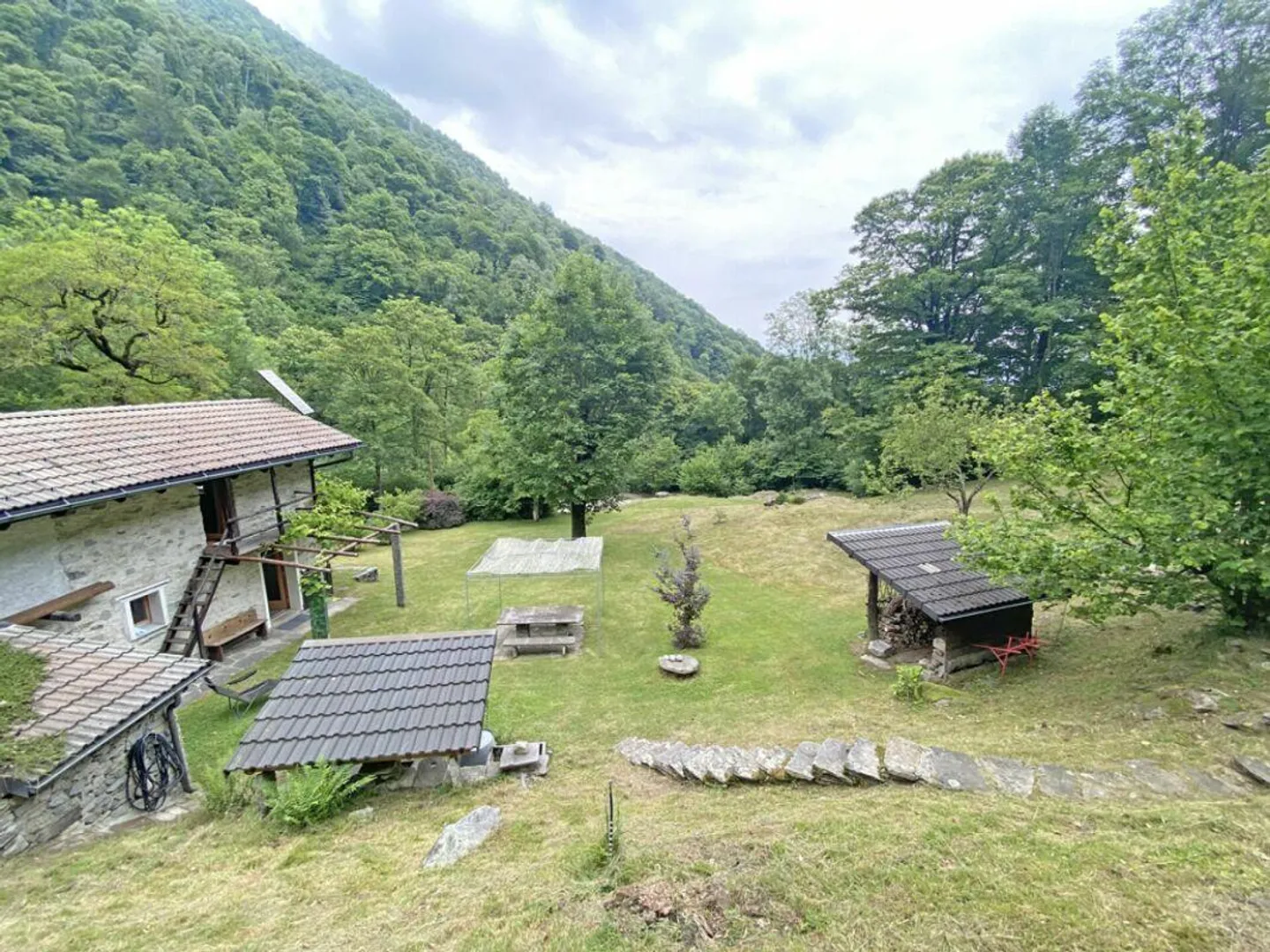 Belle propriété avec 2 maisons rustiques immergées dans la verdure - Photo 4 sur 10
