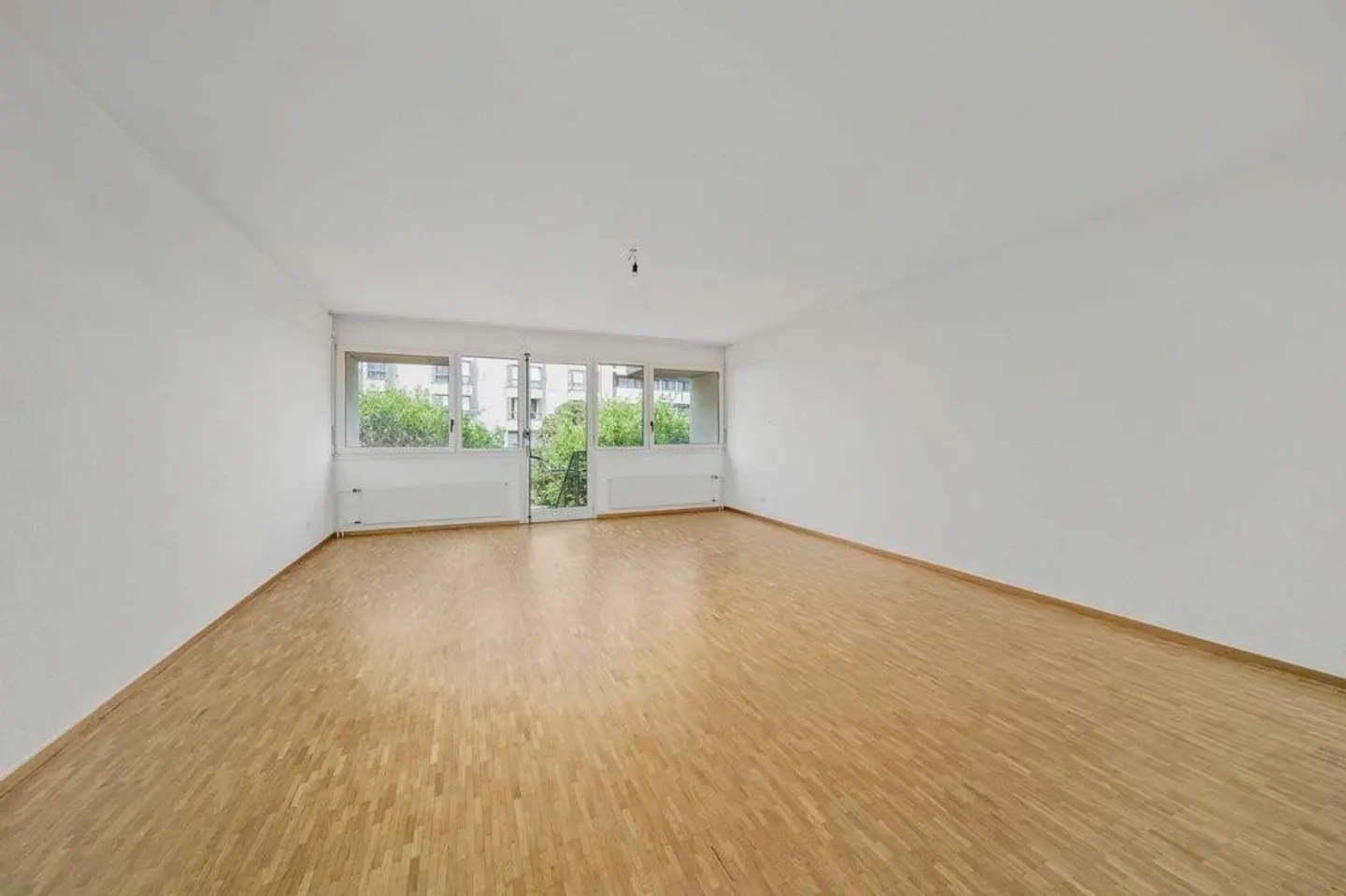 132 m2 Duplex with Private Garden in Plainpalais - Photo 2 of 7