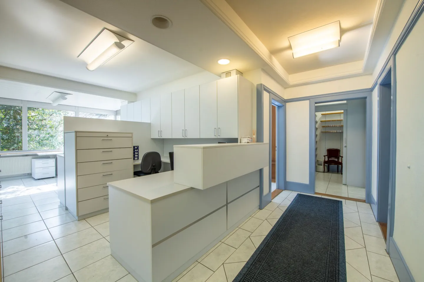 Representative office or practice space with flexible usage potential - Photo 2 of 22