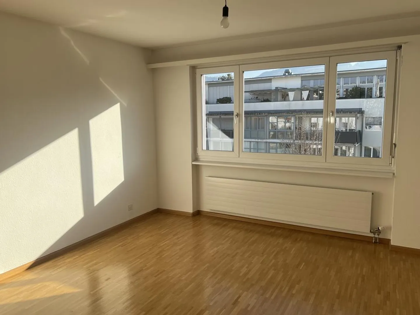 Luminoso appartamento di 3,5 locali con balcone! - Foto 3 di 4